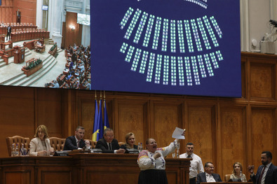 Sípszóval, kiabálással zavarta meg a parlamenti ülést Diana Șoșoacă. Fotó: Inquam Photos / Octav Ganea