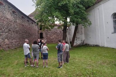 Előkészítik a helyszínt a szervezők. Fotó: Fészekrakók