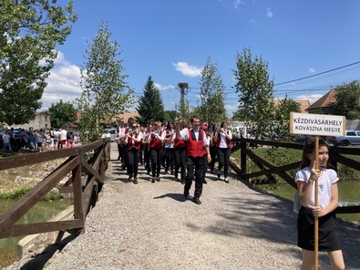 A Kézdivásárhelyi Fúvószenekar bevonul a sport- és ifjúsági központba. A szerző felvétele