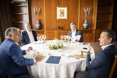 Orbán Viktor, Kelemen Hunor, Marcel Ciolacu és Sorin Grindeanu. Foto: Miniszterelnöki Sajtóiroda / Benko Vivien Cher