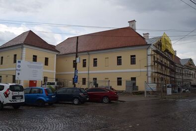 Vakolják és meszelik a volt katonanevelde homlokzatát. A szerző felvétele