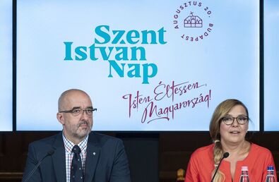 Kovács Zoltán, a Miniszterelnöki Kabinetiroda nemzetközi kommunikációért és kapcsolatokért felelős államtitkára és Borbás Marcsi, a Szent István Nap nagykövete. Fotó: MTI / Szigetváry Zsolt