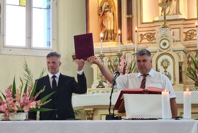 Benedek-Huszár János és Horváth Győző a testvértelepülési szerződéssel.  Demeter Zoltán felvétele