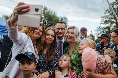 Mateusz Morawiecki lengyel miniszterelnök szelfizik rajongóival. Fotó: Facebook / Kancelaria Premiera