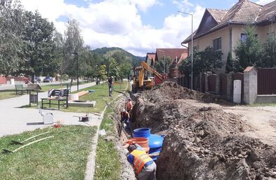 Földbe kerülnek a vízvezeték és a csatornahálózat csövei Kovásznán a vajnafalvi Ifjúsági Park mellett, a Cuza Vodă utca felső szakaszán. A szerző felvétele