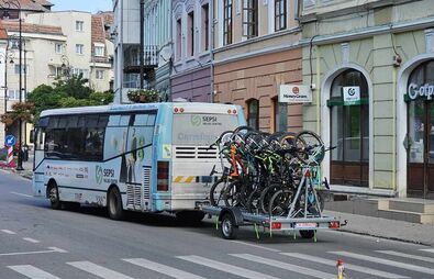 Busz vontatja a kerékpárokat. Fotó: Multi-Trans