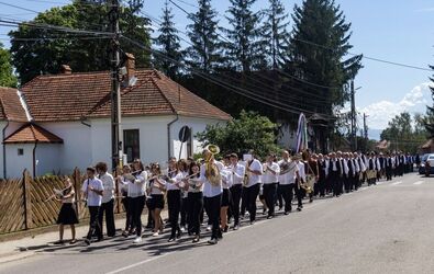 Vonulnak a csernátoni rendezvény résztvevői. A szerző felvétele