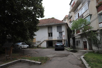 Az egykori Lux mozi kettévágja a teret, csak egy szűk átjáró maradt mellette.  Fotó: Albert Levente