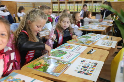 Új tanév, új tankönyv. Albert Levente felvétele