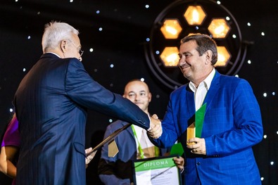 Tóth-Birtan Csaba alpolgármester, volt Tega-igazgató átveszi az oklevelet