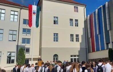 Felvonták az új lobogót. Fotó: Kinda Eleonóra