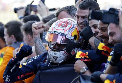 Max Verstappen a csapatával ünnepelte a győzelmet. Fotó: Reuters / Issei Kato