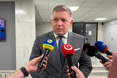 Robert Fico újságíróknak nyilatkozik. Fotó: Facebook / Robert Fico