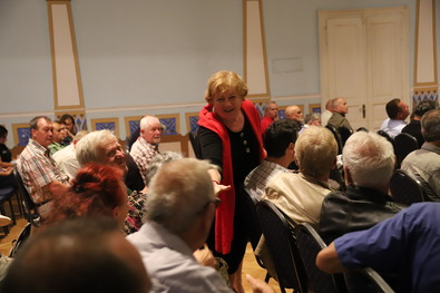 Szili Katalin köszönti a sepsiszentgyörgyi fórumon jelen lévőket. Fotó: Albert Levente