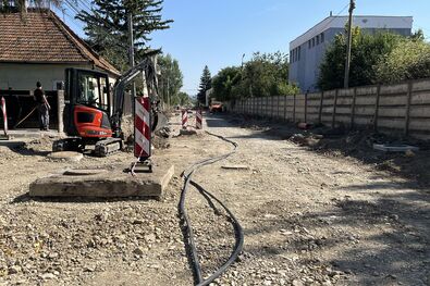 Dolgoznak a Gyár utcai középfeszültségű hálózat korszerűsítésén. A szerző felvétele