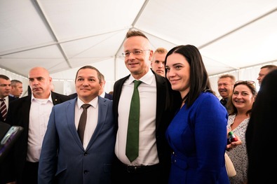 Szijjártó Péter (középen) felvidéki látogatásán.  Fotó: Facebook / Szijjártó Péter