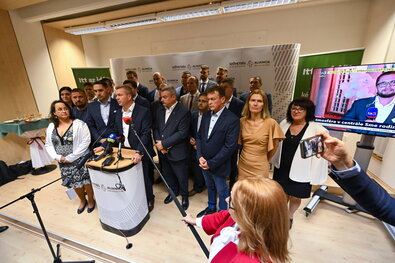 Forró Krisztián, a felvidéki magyar párt, a Szövetség elnöke (középen) beszél az előrehozott szlovákiai parlamenti választások után, az eredményváró végén a párt pozsonyi központjában október 1-jén hajnalban. Fotó: MTI / Illyés Tibor