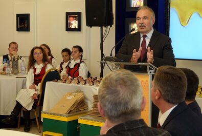 Nagy István agrárminiszter kitartásra biztatja a méhészeket. Szekeres Attila felvétele
