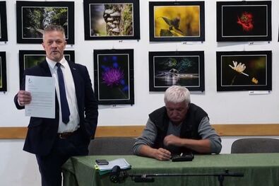 Benedek-Huszár János polgármester segít a fordításban