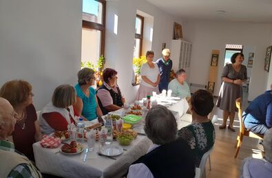 Szüreti mulatság a málnási közösségi támogatóközpontban Zalánpatak, Málnásfürdő és Málnás nyugdíjasaival. Fotó: Diakónia Keresztyén Alapítvány