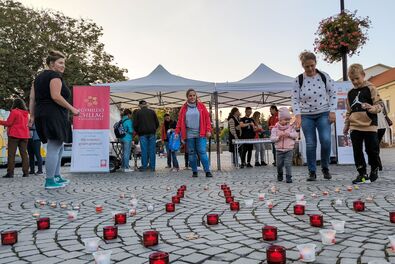 Sepsiszentgyörgyi a Főtéren lobbantak lángra a szolidaritás gyertyái. Fotó: Tibodi Ferenc