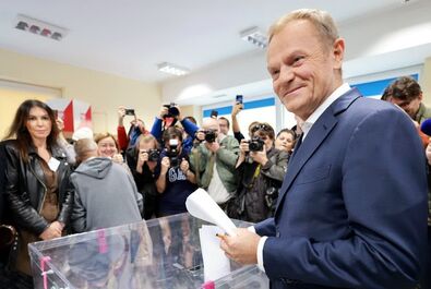 Donald Tusk leadja szavazatát. Fotó: Facebook / Donald Tusk