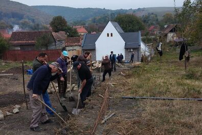 Akárcsak egy építőtelep – de itt mindenki helyi önkéntes. Fotó: Középajtai közbirtokosság