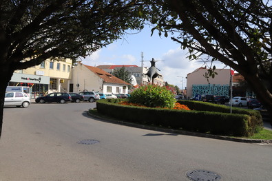 Szent György tér – növelnék a gyalogosok és kerékpárosok rendelkezésére álló felületet. Albert Levente felvétele