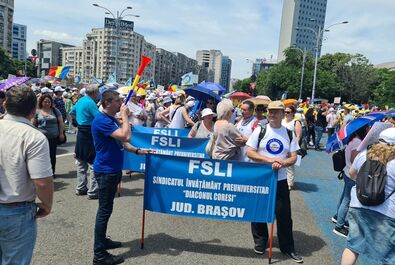 Tüntető pedagógusok 2023 júniusában. Fotó: Facebook / FSLI