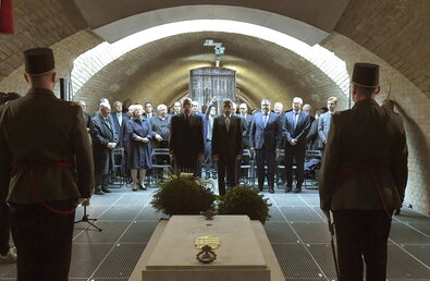 A Kossuth téri sortűz áldozataira emlékeztek Budapesten. Fotó: MTI / Soós Lajos