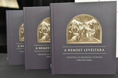 A Magyar Nemzeti Levéltár alapításának 300. évfordulója alkalmából kiadott, Fejezetek az Országos Levéltár történetéből című jubileumi díszkötet. Fotó: MTI / Lakatos Péter