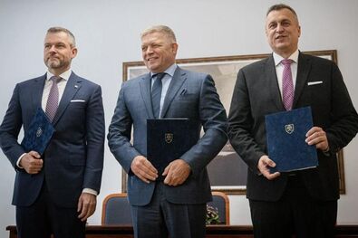 Robert Fico (középen) koalíciós pártvezetőkkel. Fotó: Facebook / Robert Fico