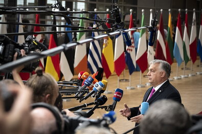 Orbán Viktor nyilatkozik az Európai Unió állam- és kormányfőinek két­napos brüsszeli csúcstalálkozója előtt. Fotó: MTI / Miniszterelnöki Sajtóiroda / Benko Vivien Cher