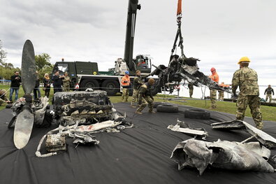 Partra teszik a második világháborúban a Balatonba zuhant magyar fel­ségjelzésű, Messerschmitt Me–109 típusú vadászrepülőgép törzsének egy darabját. Fotó: MTI / Koszticsák Szilárd