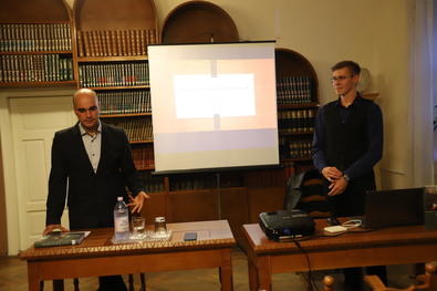 Lőrinczi Dénes és Rácz Balázs Viktor a Bod Péter Megyei Könyvtár olvasótermében. Fotó: Albert Levente
