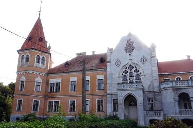 A főhomlokzat bal oldala. Fotó: Szekeres Attila. Szeptemberi felvétel