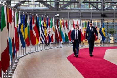 Bóka János (balról) az Európai Tanács székhelyén. Fotó: Facebook / Bóka János