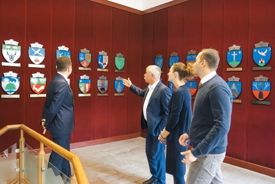 A háromszéki közigazgatási egységeknek a megyeháza előcsarnokában kiállított címereit mutatja be Tamás Sándor. Fotó: Török Etele