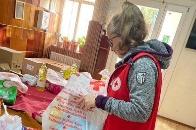 Készítik a segélycsomagokat. Fotó: Vöröskereszt