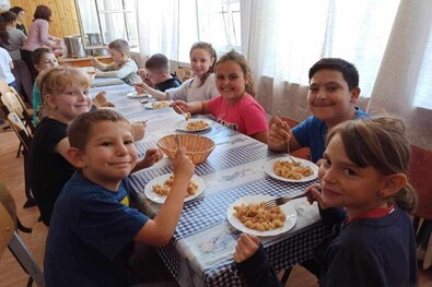 Jó hangulatú közös ebéd a sepsiszentgyörgyi Ady Endre Általános Iskolában. Fotó: Diakónia Keresztyén Alapítvány