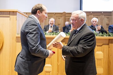 Demeter László, a bizottság tagja átadja a díjat Kató Bélának. Fotó: Sebestyén László