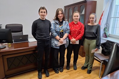 Újabb díjazottak: Aczél Adrienn, Zay Henrietta és Szőcs Anita Sánta Imre társaságában. A szerző felvétele