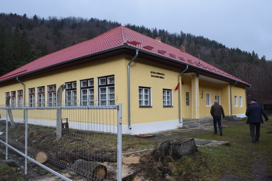 Az ojtozi iskola felújított épülete. A szerző felvétele