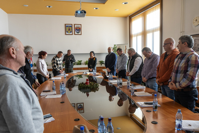 Egyperces csenddel kezdődött a tegnapi tanácsülés. A szerző felvétele