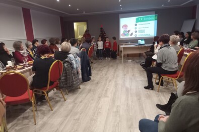 Rövid karácsonyi műsorral kedveskedtek a programban részt vevő Ady- iskolás gyermekek. Fotó: Fekete Réka