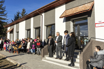 A felújított Reményik Sándor-iskola tegnapi átadó ünnepségén. Fotó: Bartos Lóránt