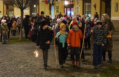 A városházánál a jókedvű, hangos csapat. Fotó: Szekeres Attila