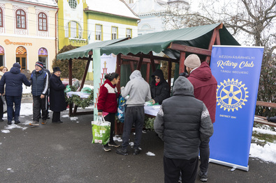 Karácsonykor Kézdivásárhelyen ezer töltött káposztát osztott szét a Rotary Klub. Fotó: Bartos Lóránt