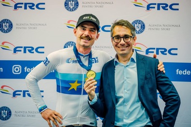Molnár Ede és Cătălin Sprînceană, a szakszövetség elnöke az Európa-bajnoki aranyéremmel. Fotó: Traian Olinici