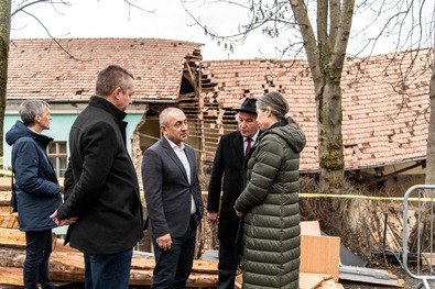 Potápi Árpád János a tragédia helyszínén. Fotó: Nemzetpolitikai Államtitkárság